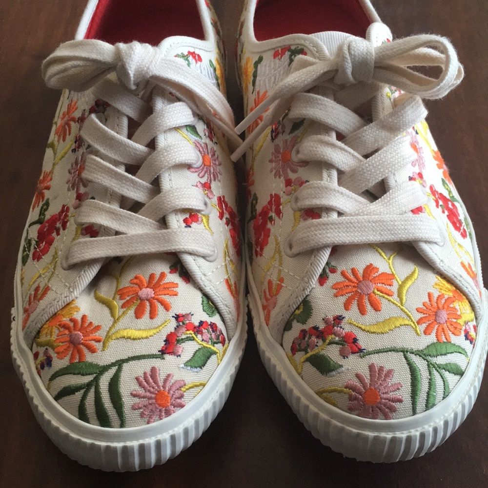 Kate Spade New York size 8
Women's Tennison Floral Embroidered Low Top Sneakers